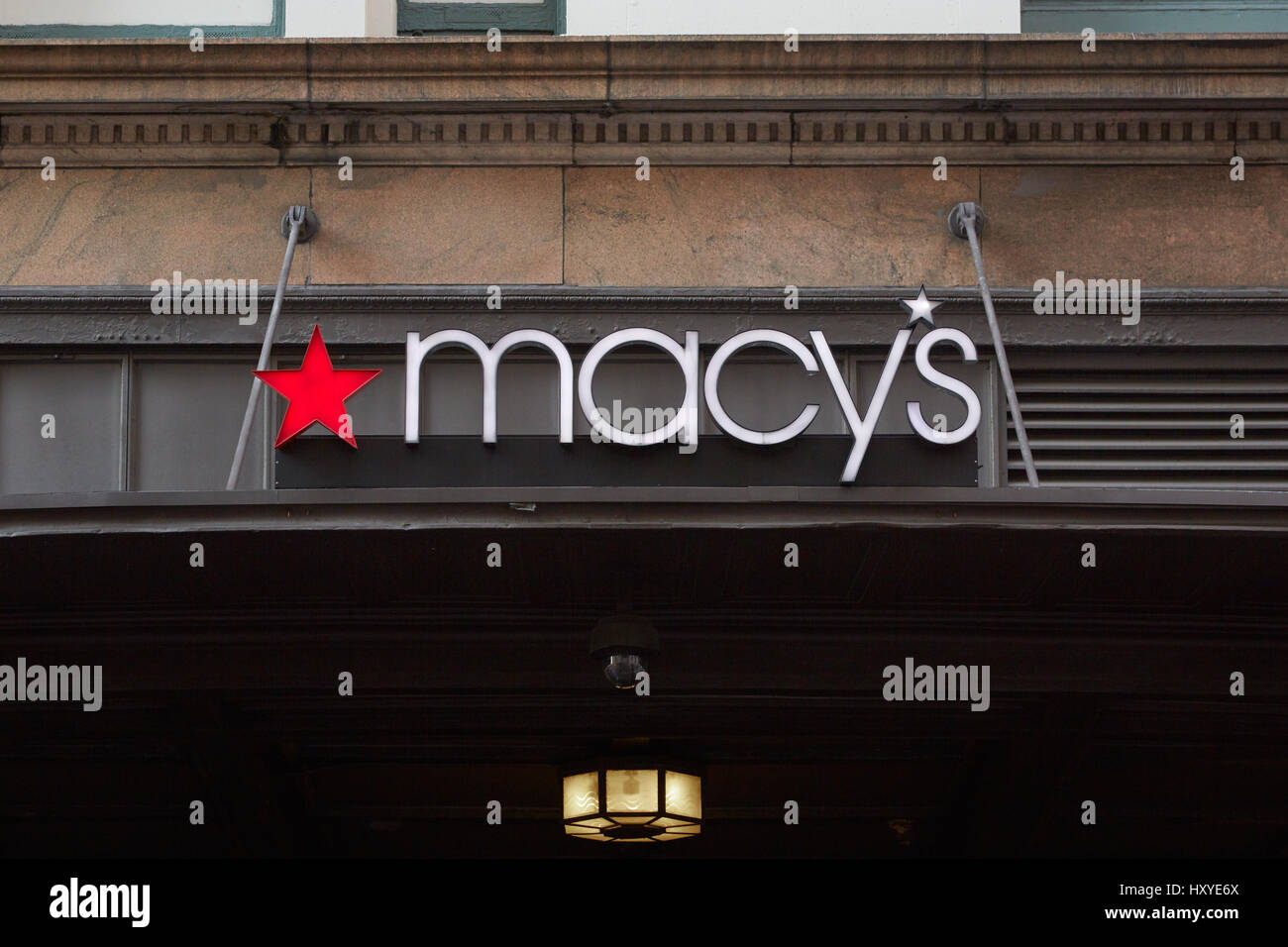 Macys Kaufhaus Zeichen im Herald Square Flaggschiff Lage in Midtown Manhattan in New York. Macys im Jahr 2015 wurde das größte US-Kaufhaus Stockfoto