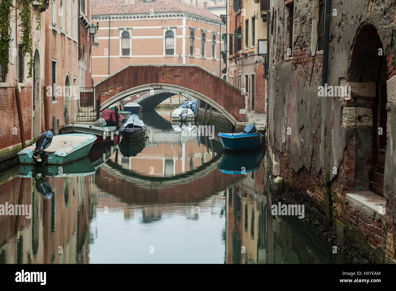 Nebligen Morgen an einem Kanal im Sestiere San Marco, Venedig, Italien. Stockfoto
