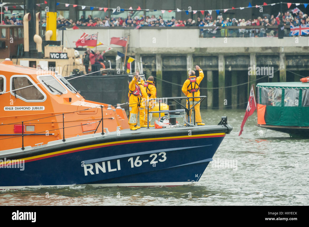 LONDON, UK - Juni 3: Crew an Bord RNLB Diamond Jubilee maritime Rescue Boot, Bestandteil der tausend Schiff Queen Elizabeth II Diamond Jubilee P Stockfoto