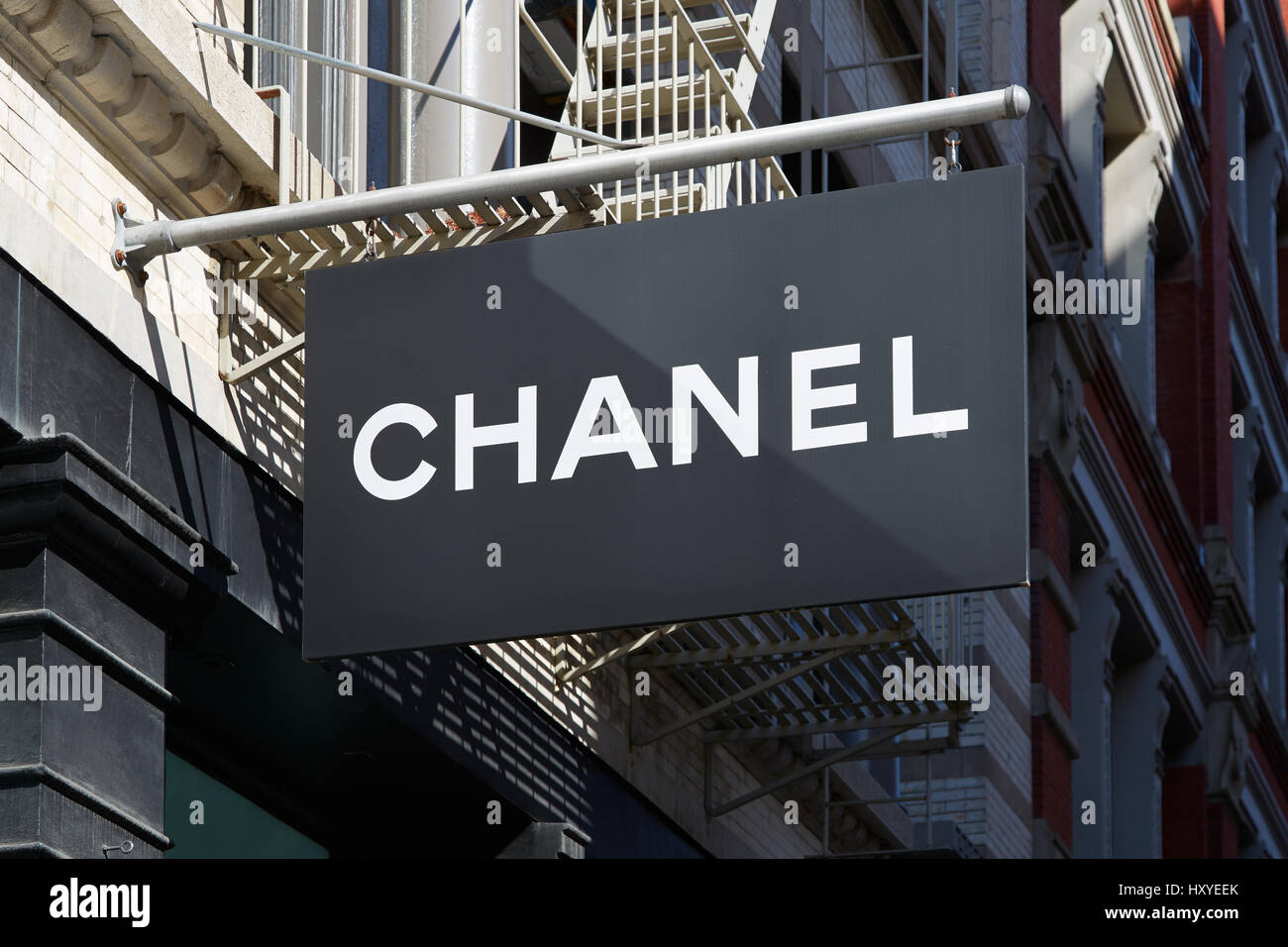 Chanel Speichern Schwarze Zeichen In 139 Spring Street Soho An Einem Sonnigen Am 7 September 16 In New York Chanel Ist Ein Mode Haus Grundlagen Stockfotografie Alamy