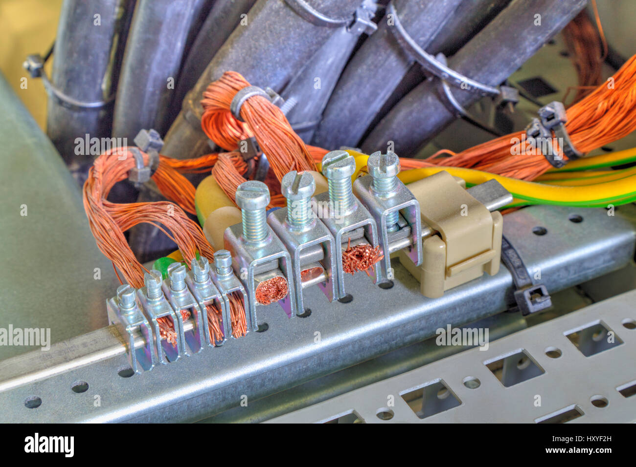 Erdung von Klemmen und Kabel im industriellen elektrischen Schaltschrank  Stockfotografie - Alamy