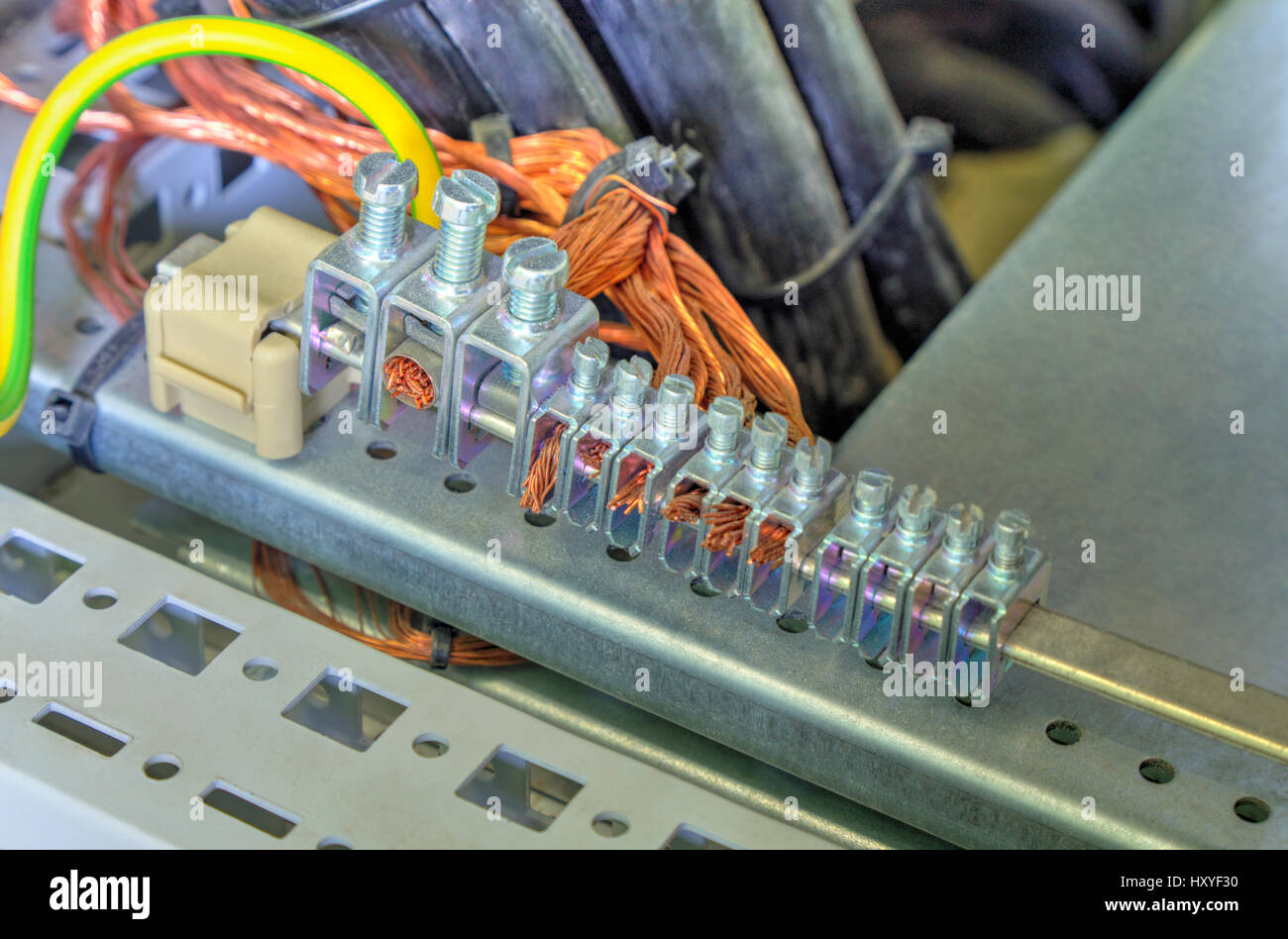 Erdung von Klemmen und Kabel im industriellen elektrischen Schaltschrank  Stockfotografie - Alamy