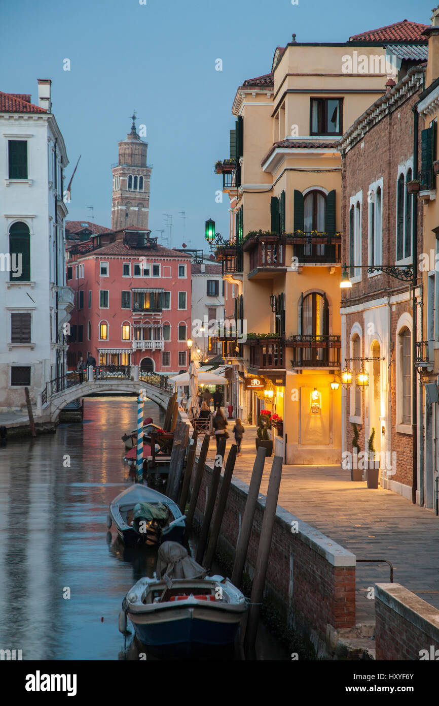 Am Abend im Sestiere Dorsoduro, Venedig, Italien. Stockfoto