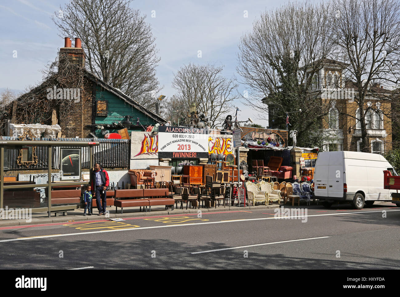 Aladin Höhle, ein second-hand Möbelhaus in Lewisham, Südost-London. Berühmt für die Verpackung von des Bürgersteig mit gebrauchten Hausrat Stockfoto