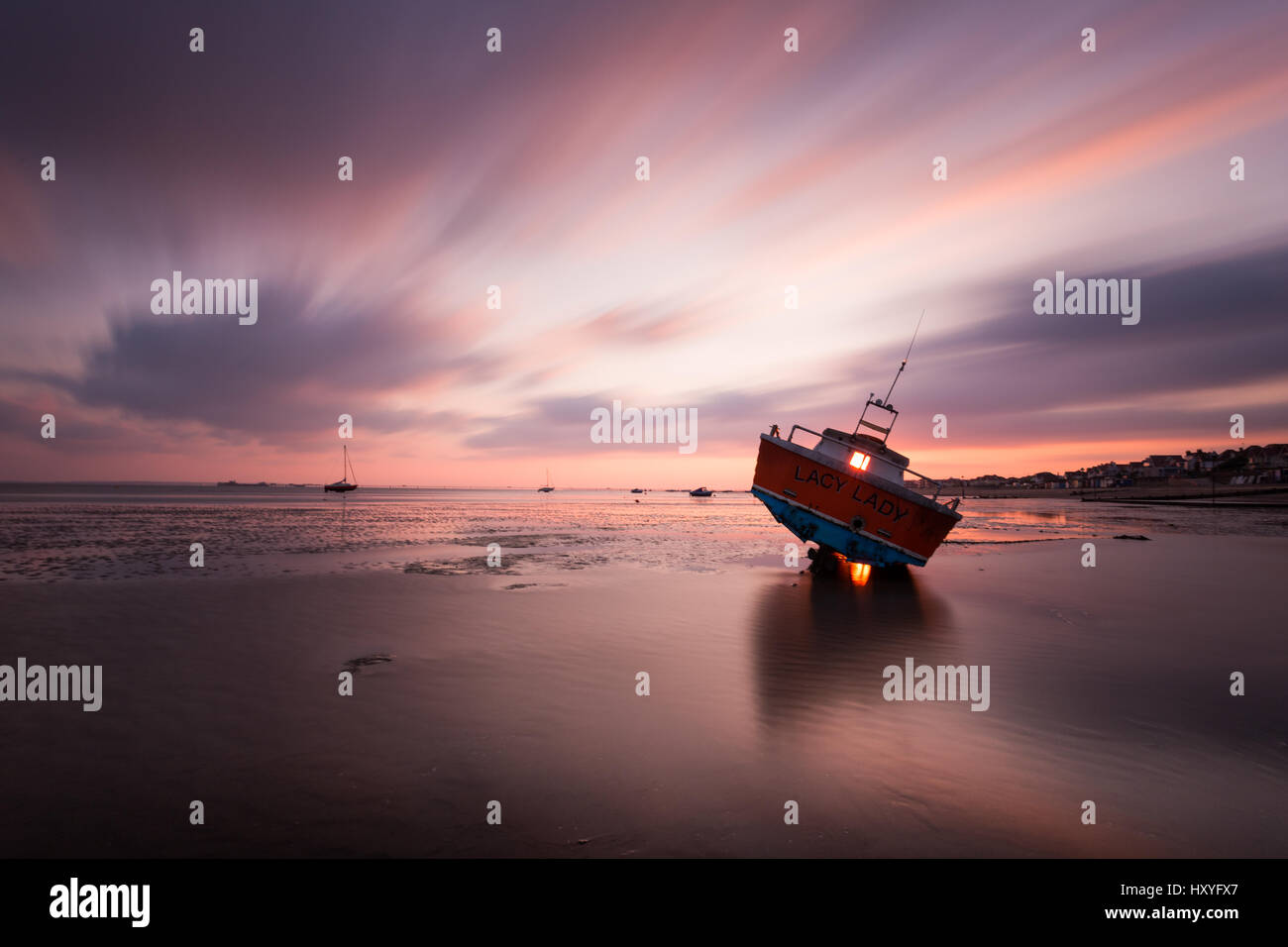 Boot in Langzeitbelichtung bei Sonnenuntergang, Southend on sea Stockfoto