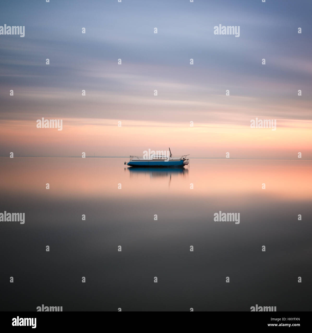 heitere Seelandschaft Szene mit einem Boot bei Sonnenuntergang, lange Exposition Stockfoto