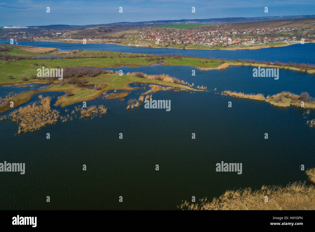 Naturschutzgebiet mit vielen Vögel geschützt. Bild von hoch über Land mit Drohne. Stockfoto