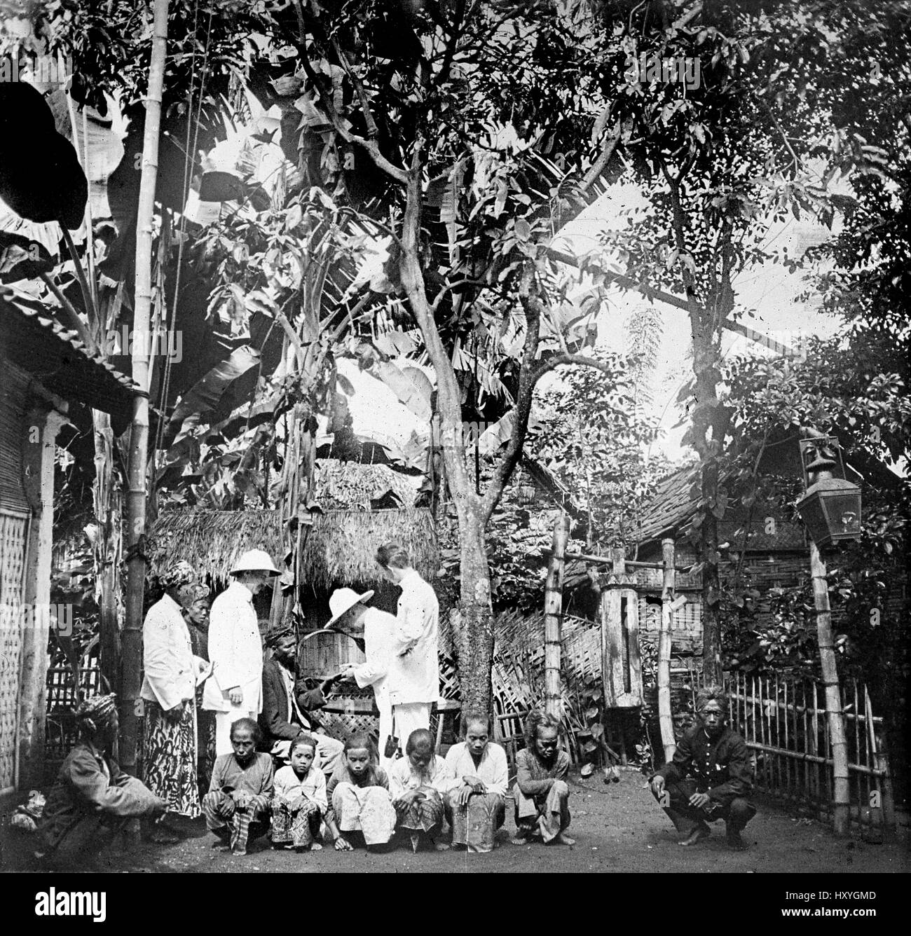 Java-Indochina 1930 Patienten warten auf anti-Malaria-Behandlung in einer kolonialen Klinik Stockfoto