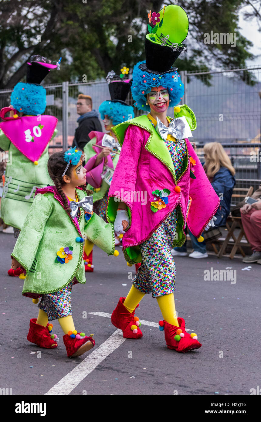 Frau und Mädchen in sehr aufwendigen Kostümen in Teneriffa Karnevalsumzug Stockfoto