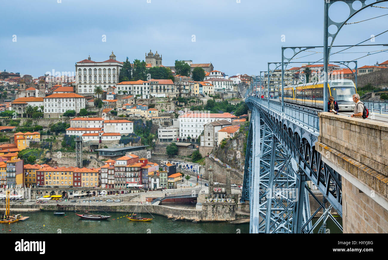 Portugal, Region Norte, Porto, eine Straßenbahn kreuzt die ikonische Dom Luis ich Doppel-gedeckten Metall-Bogenbrücke über den Fluss Douro, Porto und Vila No verbinden Stockfoto