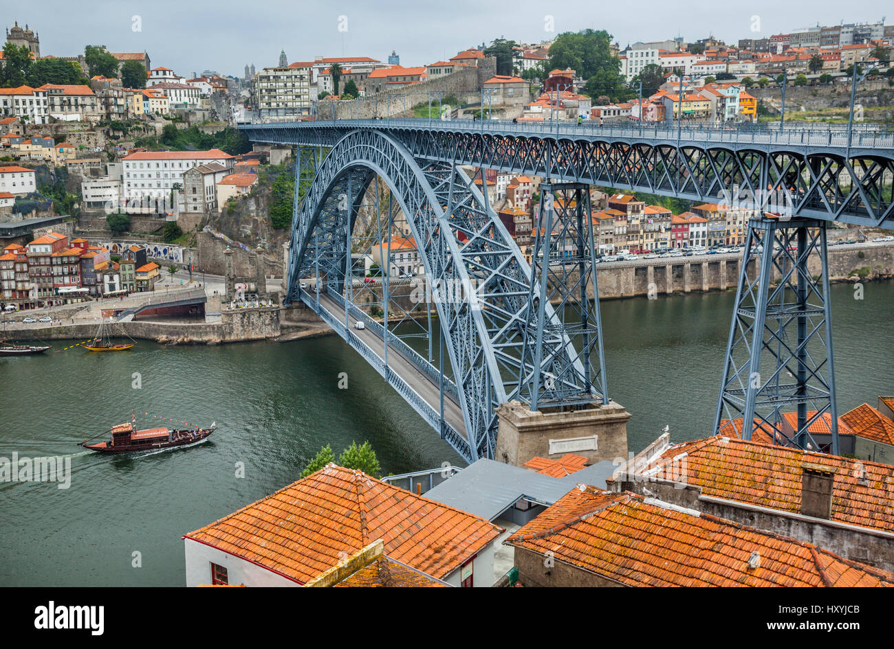 Region Norte, Portugal, Porto, Blick auf den berühmten Dom Luis I Doppel-gedeckten Metall Brücke über den Fluss Douro, verbindet Porto und Vila Nova de G Stockfoto