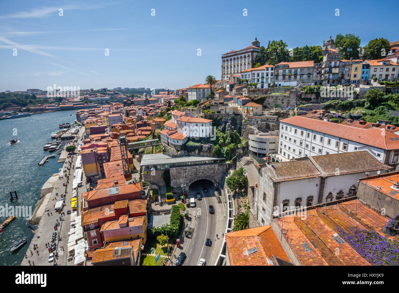 Portugal, Region Norte, Porto, Ansicht von Cais da Ribeira und Ribeira Tunnel im historischen Teil von Porto am Ufer des Douro-Fluss Stockfoto