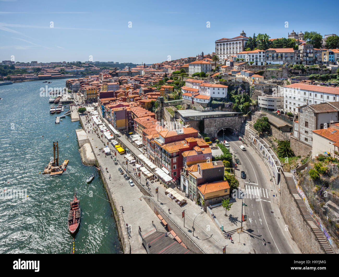 Portugal, Region Norte, Porto, Ansicht von Cais da Ribeira und Ribeira Tunnel im historischen Teil von Porto am Ufer des Douro-Fluss Stockfoto