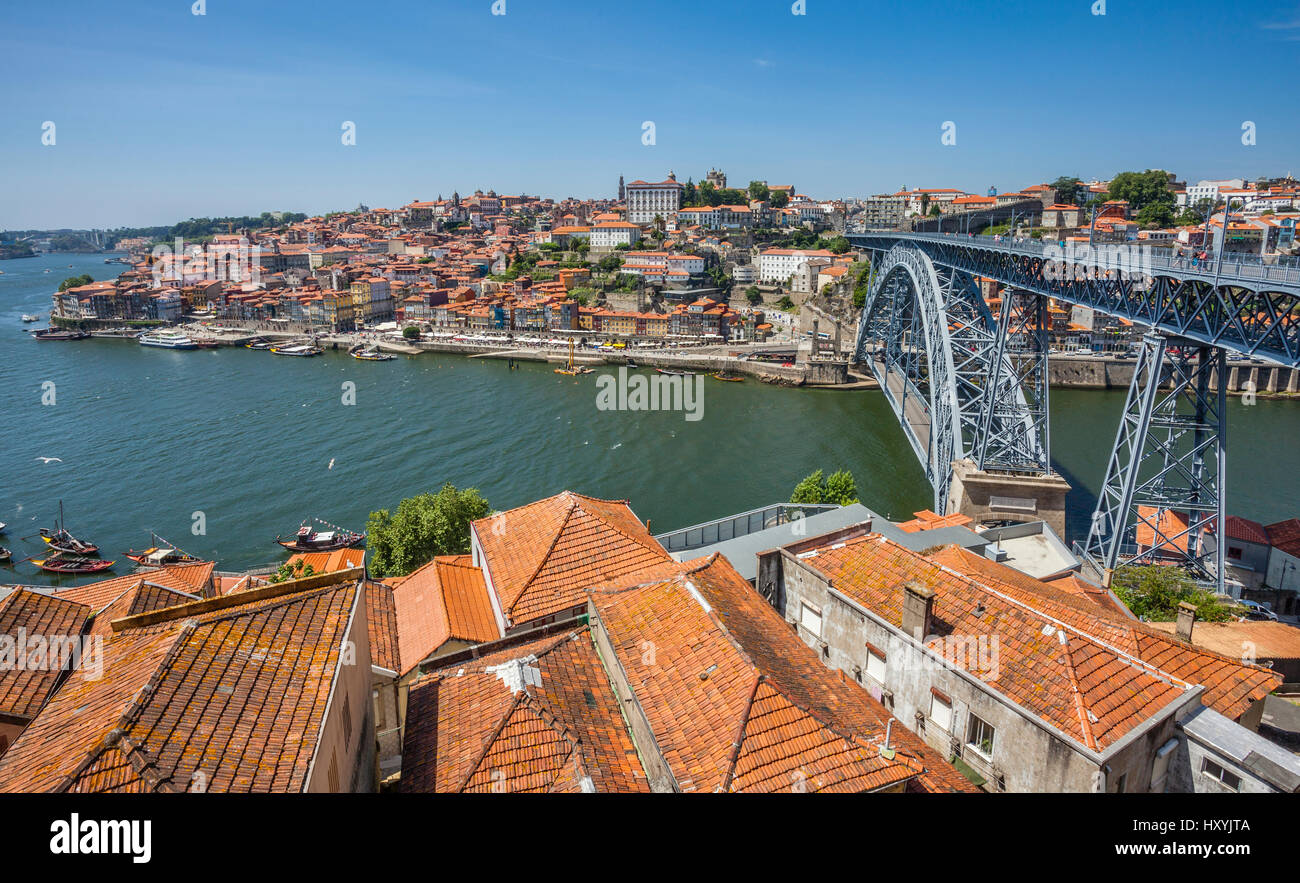 Region Norte, Portugal, Porto, Blick vom Vila Nova De Gaia über den Douro-Fluss in Richtung Dom Luís I Brücke und Portos Ribeira waterfront Stockfoto