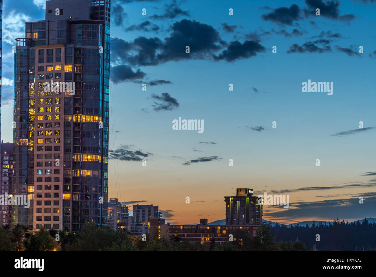 Appartementhaus und Himmel schoss kurz nach Sonnenuntergang in Vancouver, BC, Kanada. Stockfoto