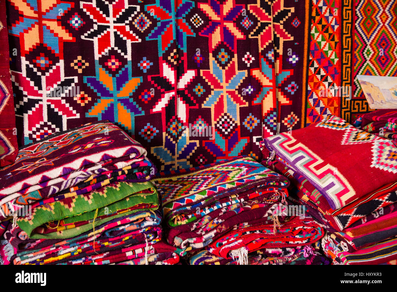 Berber Teppiche entstanden entlang Mittelmeer Küste von Nordafrika, darunter Marokko, Libyen, Tunesien und Algerien.  Diese schöne Beispiele wurden auf Stockfoto