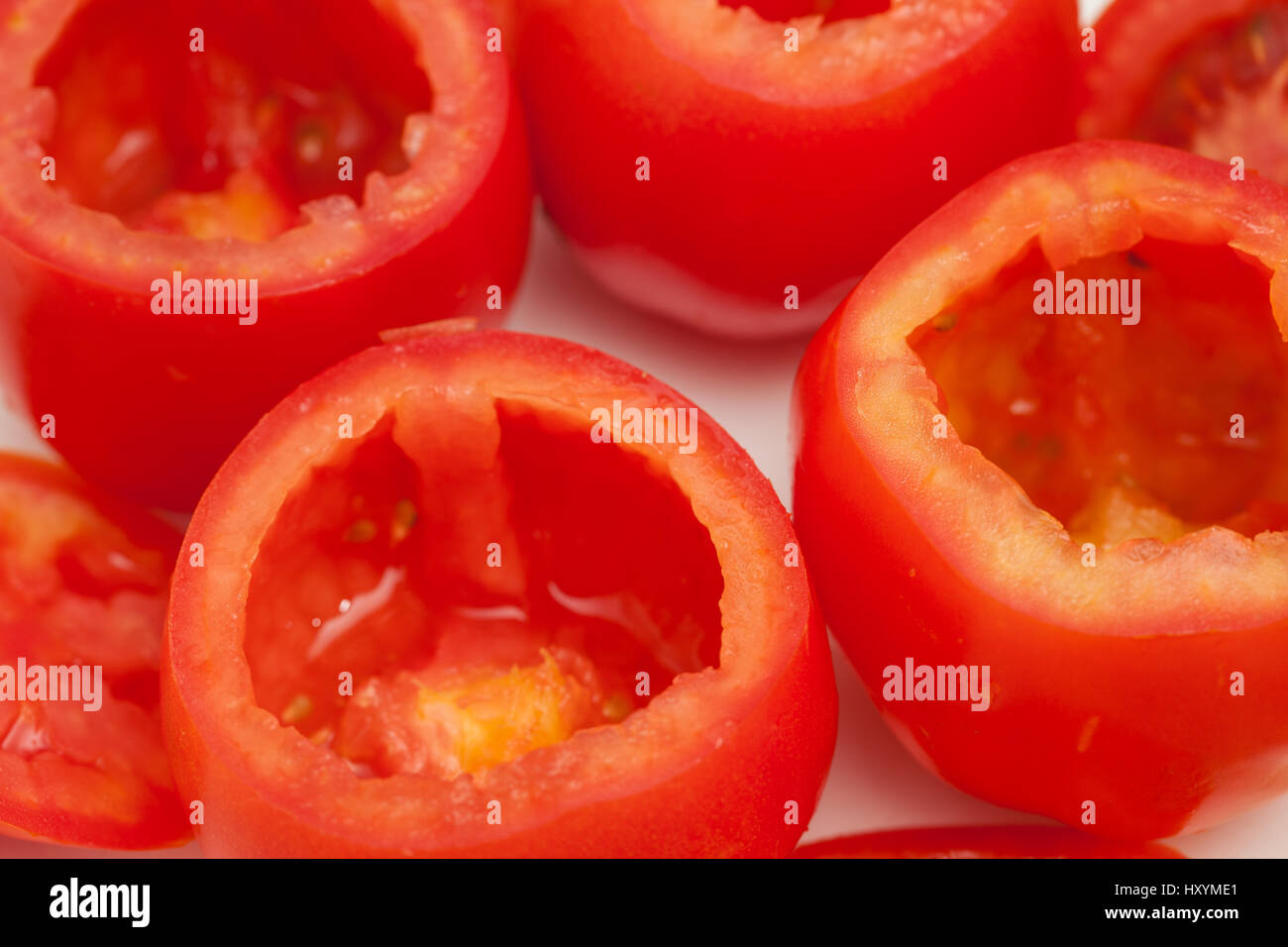 Gefüllte Tomaten Zubereitung: Tomaten geleert Stockfoto