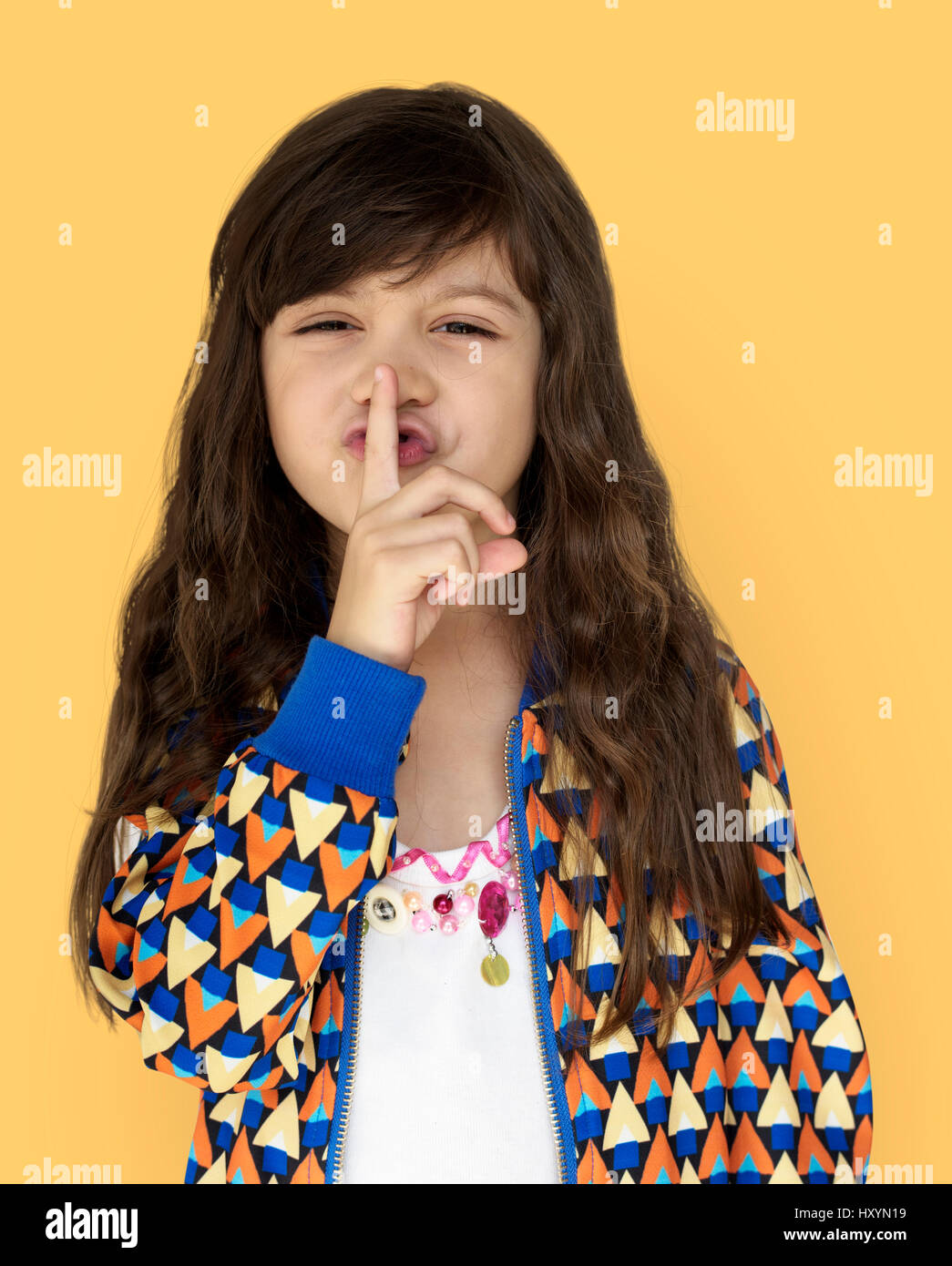 Kleines Mädchen Glück ruhig lächelnd Shut Up Secret Shh Portrait Stockfoto