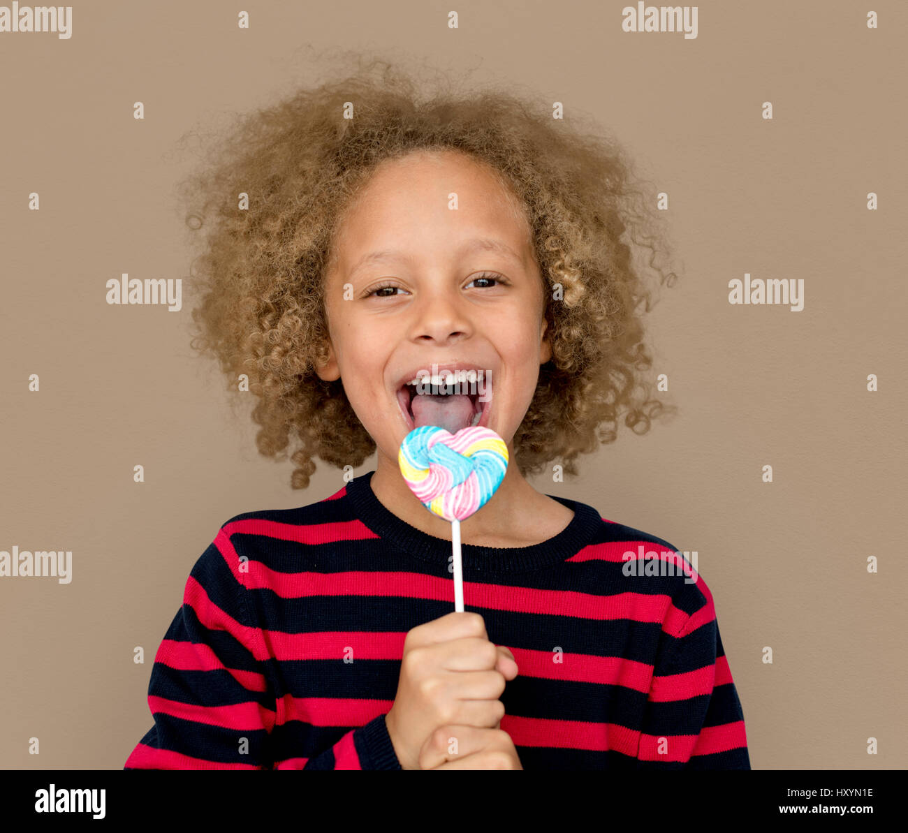 Little Boy Essen Lollipop Candy Stockfoto