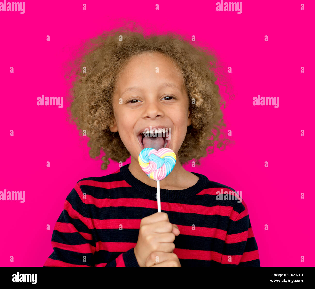 Little Boy Essen Lollipop Candy Stockfoto