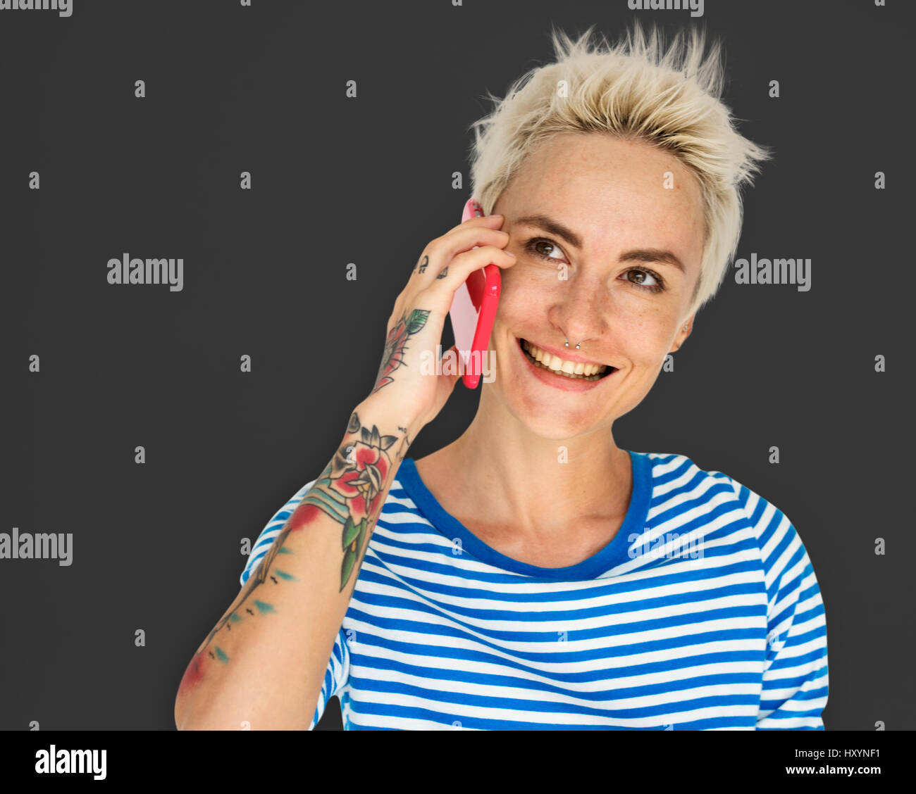 Kaukasische Blonde Frau Lächeln Handphone Stockfoto