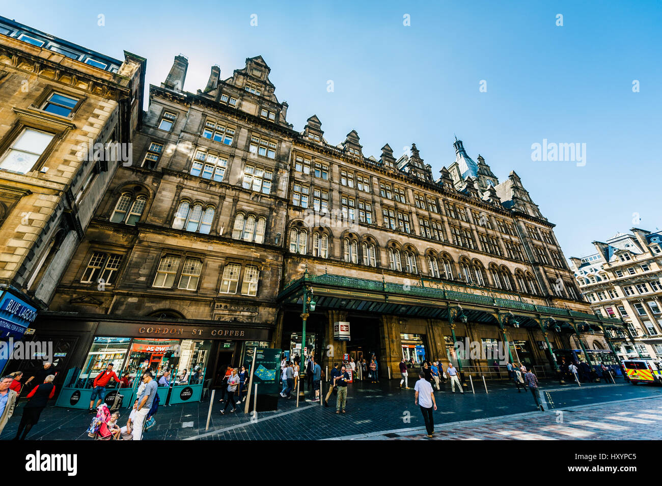 Pendler außerhalb Glasgow Central Station an der Gordon Street in Glasgow Stockfoto