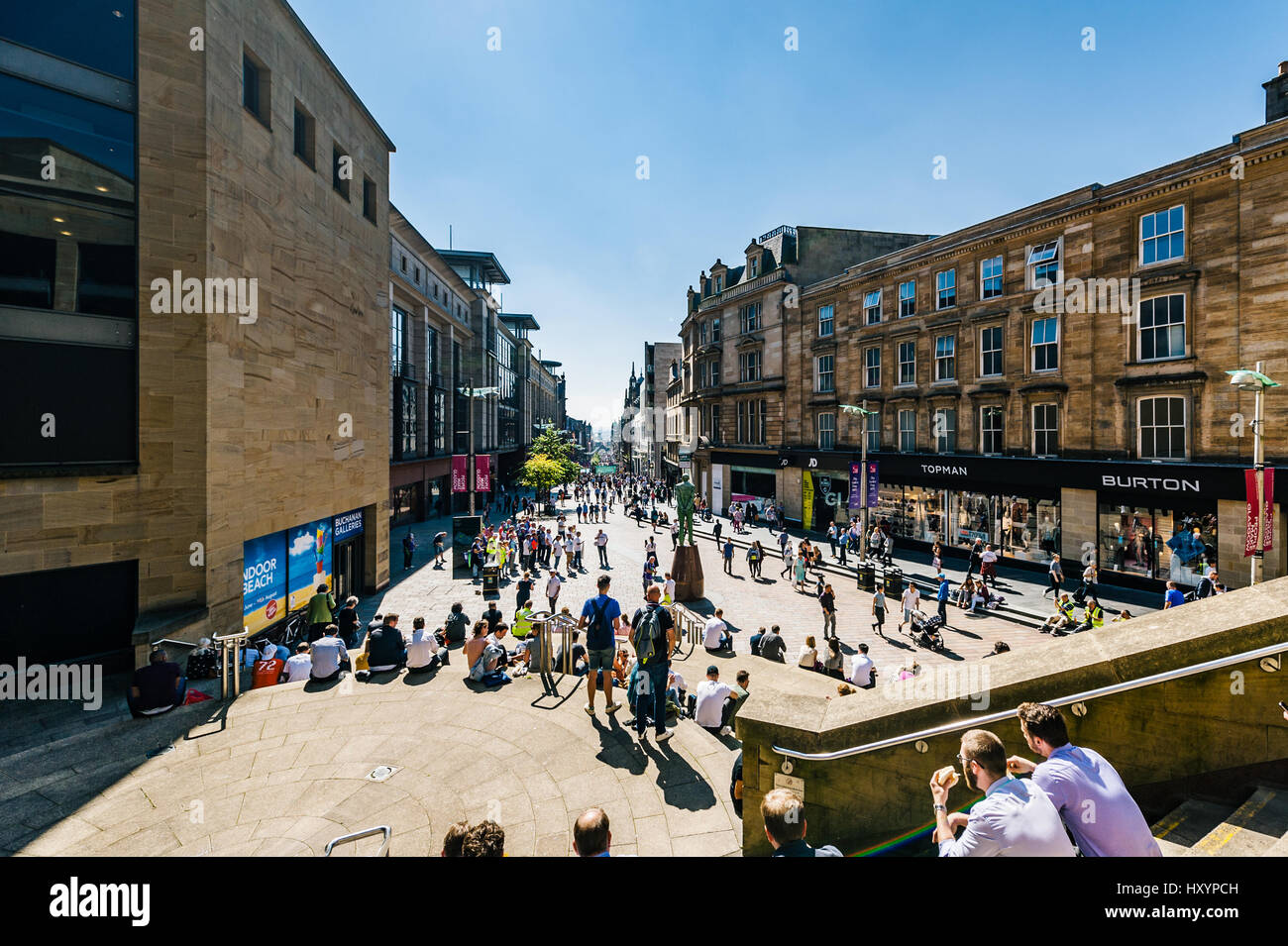 Blick auf die Buchanan Street in Glasgow von der Treppe in Royal Concert Hall Stockfoto