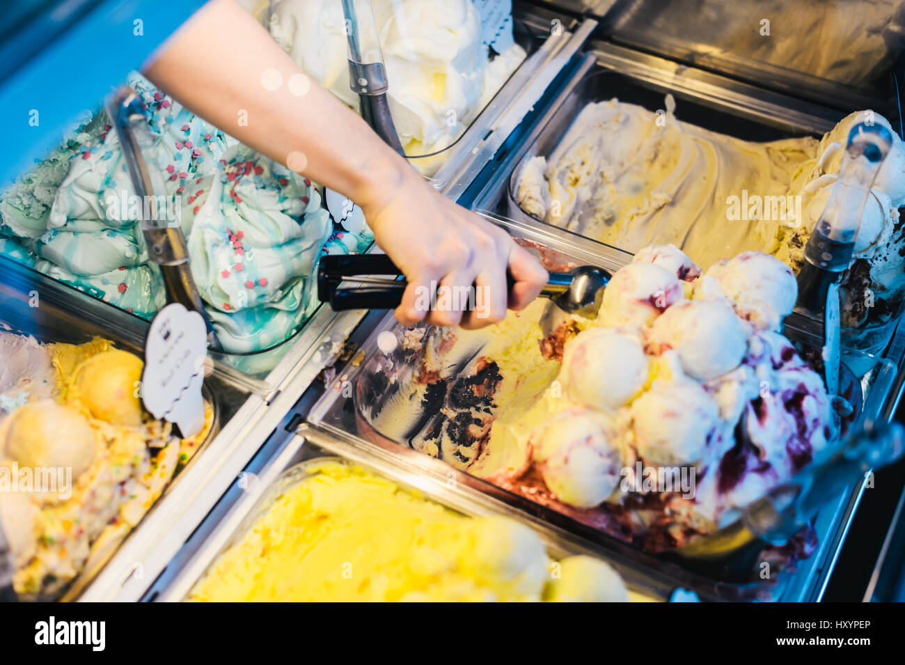 Hand schöpfen Eis in eine Eisdiele Stockfoto