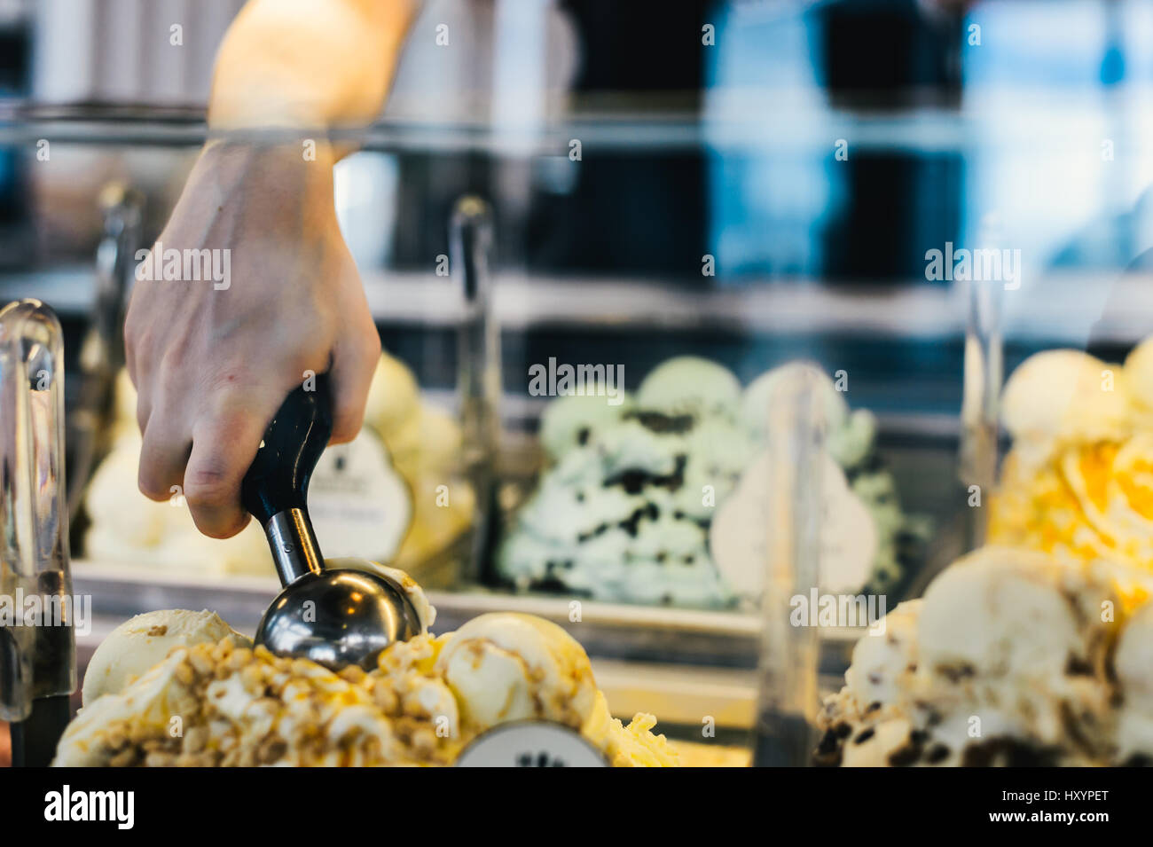 Hand schöpfen Eis in eine Eisdiele Stockfoto