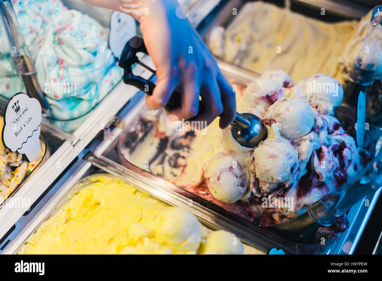 Hand schöpfen Eis in eine Eisdiele Stockfoto