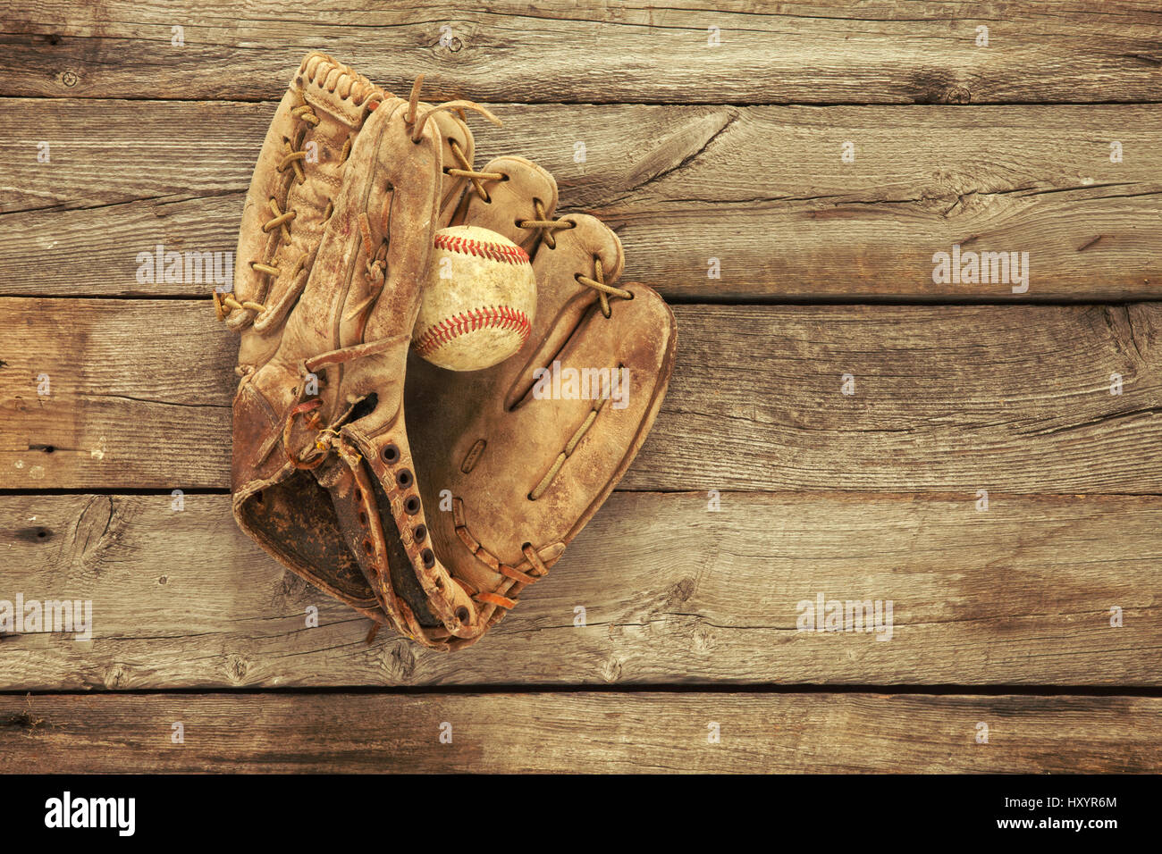 Vintage Baseball Handschuh und Ball auf Grunge, grobe Holz Hintergrund von oben gesehen Stockfoto