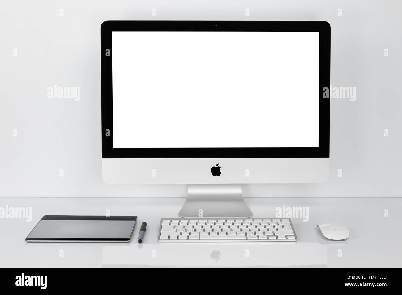 BANGKOK, THAILAND - 1. Februar 2016: Foto des neuen iMac 21.5 mit OS X El Capitan. iMac - Monoblock Serie von Personal Computern, erstellt von Apple In Stockfoto