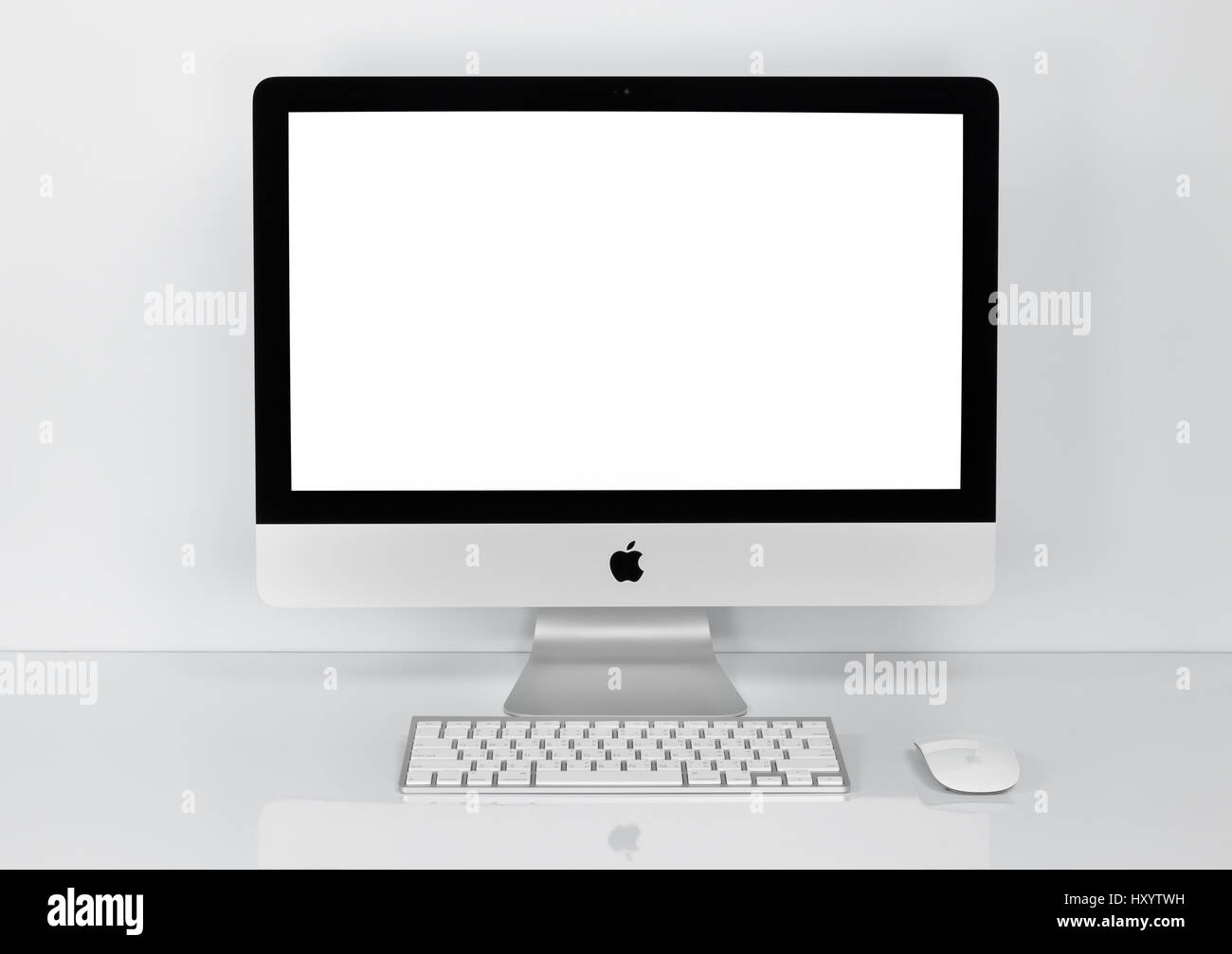 BANGKOK, THAILAND - 1. Februar 2016: Foto des neuen iMac 21.5 mit OS X El Capitan. iMac - Monoblock Serie von Personal Computern, erstellt von Apple In Stockfoto