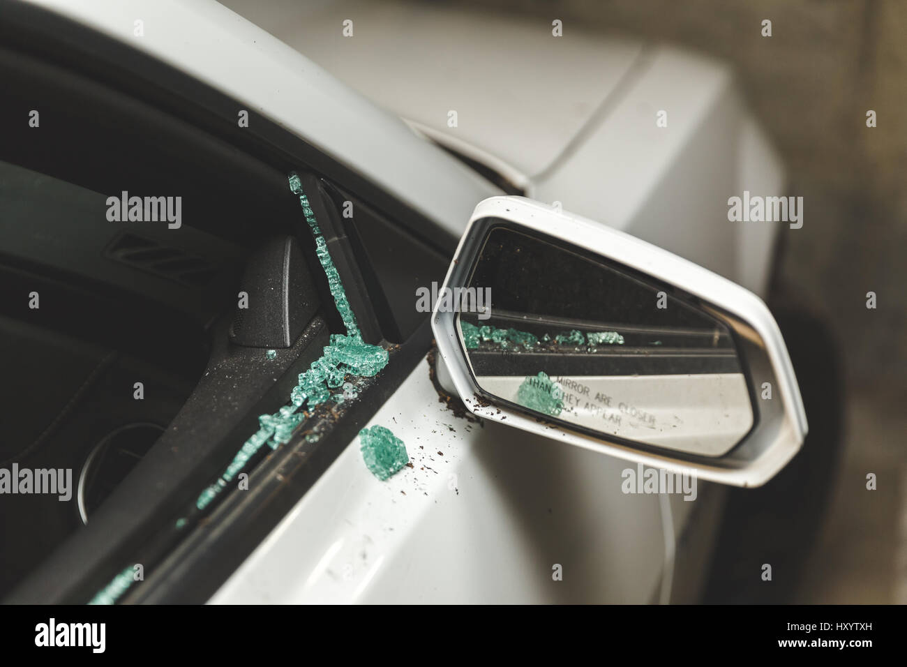 Nahaufnahme eines zerbrochenen Fenster und Spiegel Beifahrerseite auf einen  modernen, weißen Sportwagen in der Garage geparkt Stockfotografie - Alamy