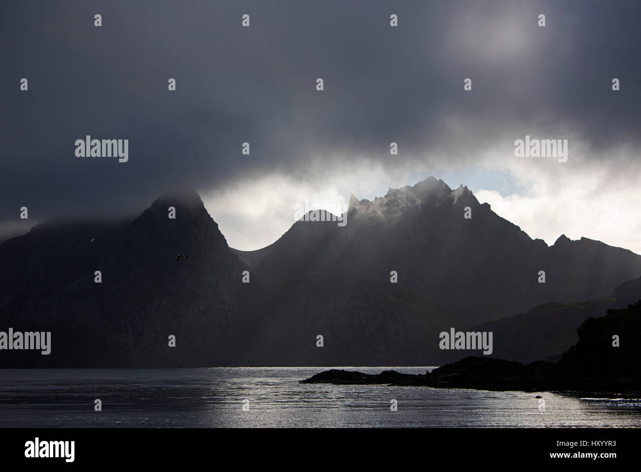 Dunkle Wolken am Hafen von Undine, Süd-Georgien. Januar 2015. Stockfoto