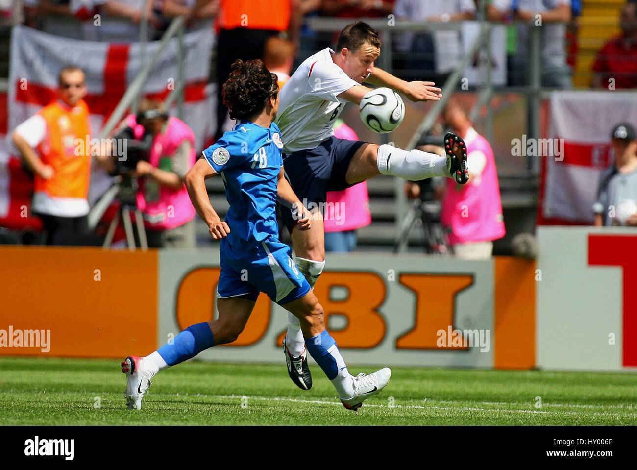 JOHN TERRY & NELSON VALDEZ ENGLAND V PARAGUAY WM FRANKFURT Deutschland 10. Juni 2006 Stockfoto