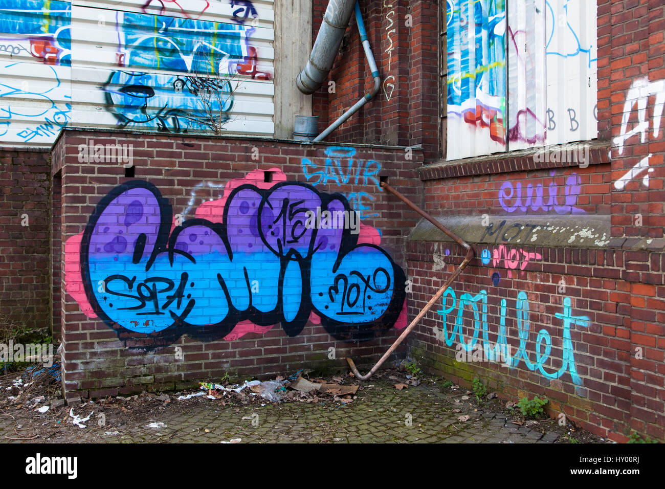 Europa, Deutschland, Köln, Graffiti an der Wand im Hafen Mülheim. Stockfoto
