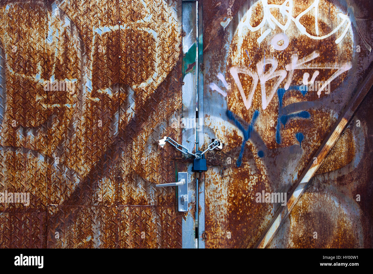 Europa, Deutschland, Köln, rostige Tor mit Graffiti in den Hafen Mülheim. Stockfoto