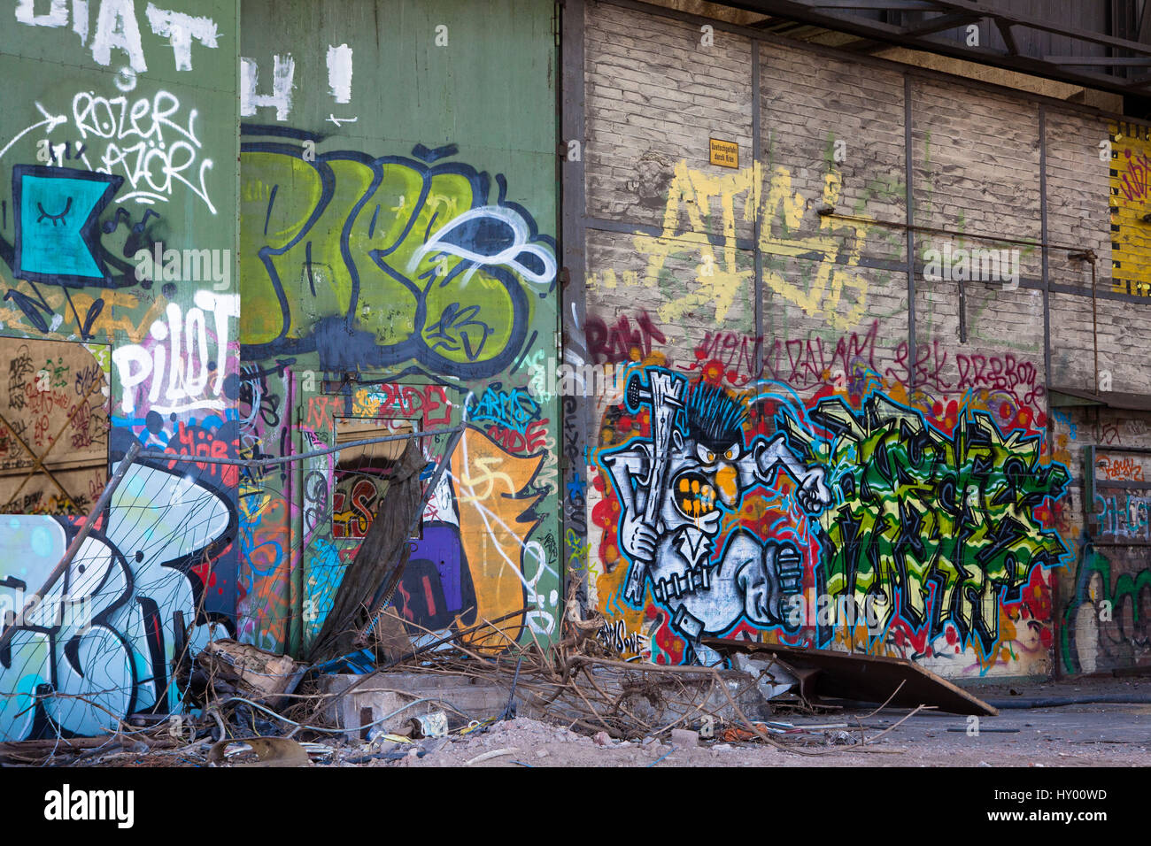 Europa, Deutschland, Köln, Graffiti an der Wand im Hafen Mülheim. Stockfoto