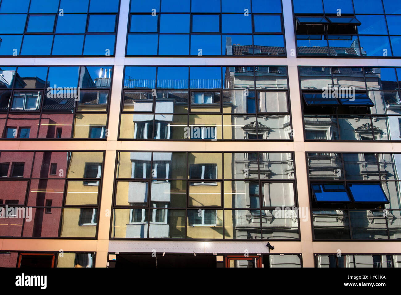 Deutschland, Köln, alte Häuser spiegeln sich in einer modernen Fassade in der Bruesseler Straße. Stockfoto