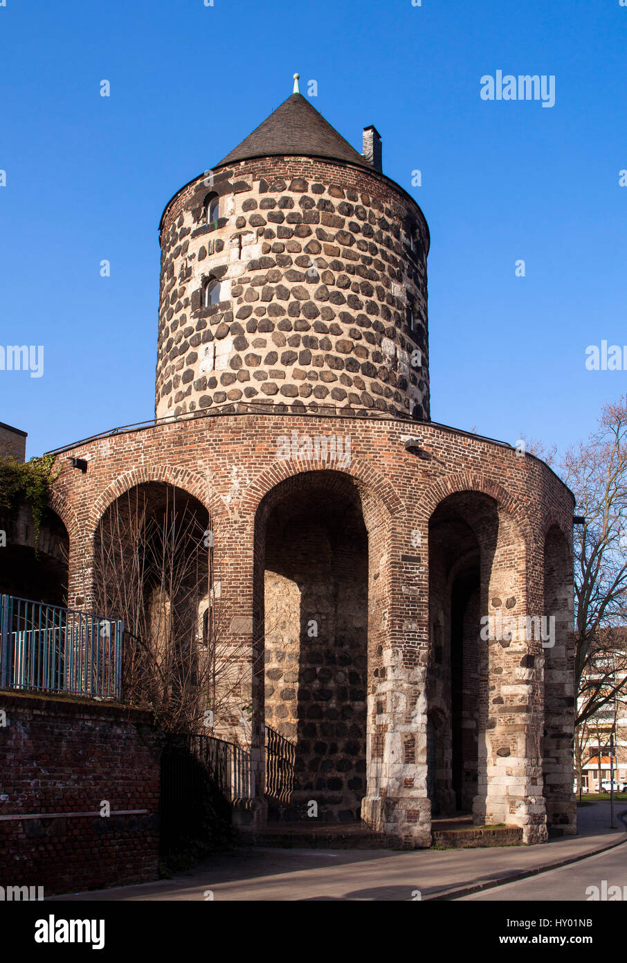 Deutschland, Köln, der Turm der Gereons Mühle. Bau der mittelalterlichen Stadtmauer auf der Straße Hansaring. Stockfoto