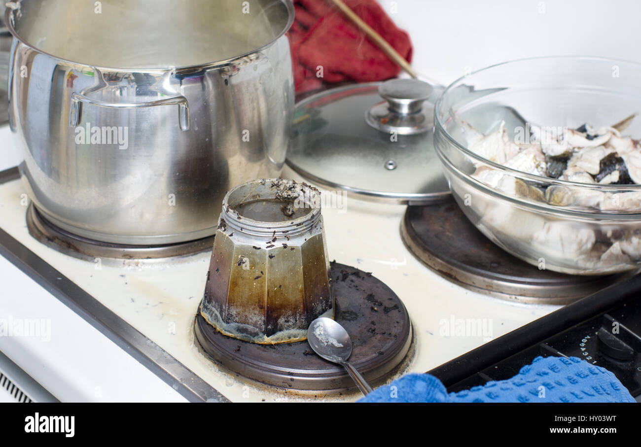 E-Herd Top mit verschüttete verbrannte Milch und Kaffee, Closeup Innenaufnahme Stockfoto