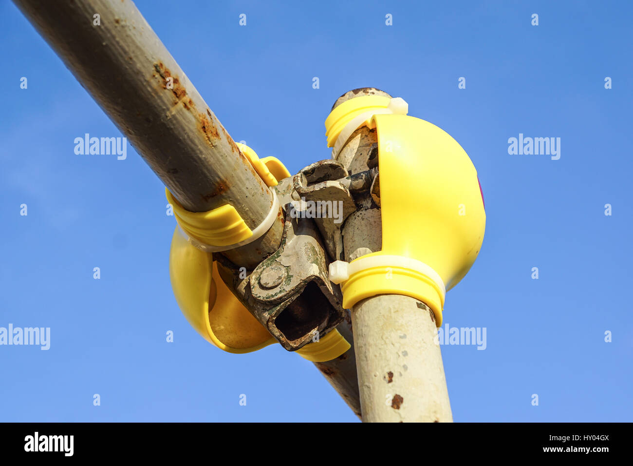 Überwachungskameras gegen blauen Himmel Security Cctv Stockfoto