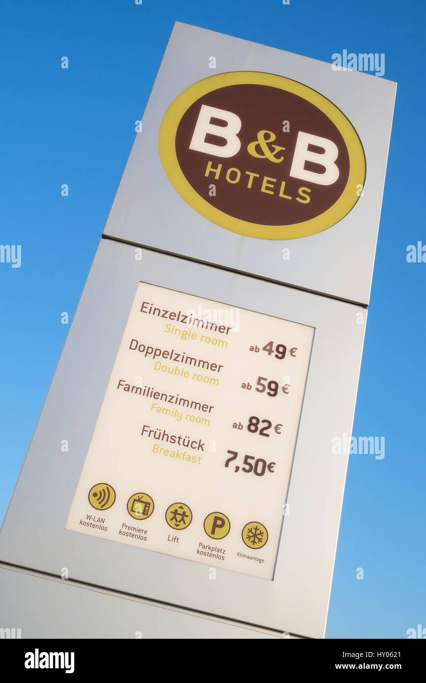 B & B Hotels Stele gegen blauen Himmel. B & B ist eine französische Hotelkette und betreibt mehr als 350 Hotels in ganz Europa. Stockfoto