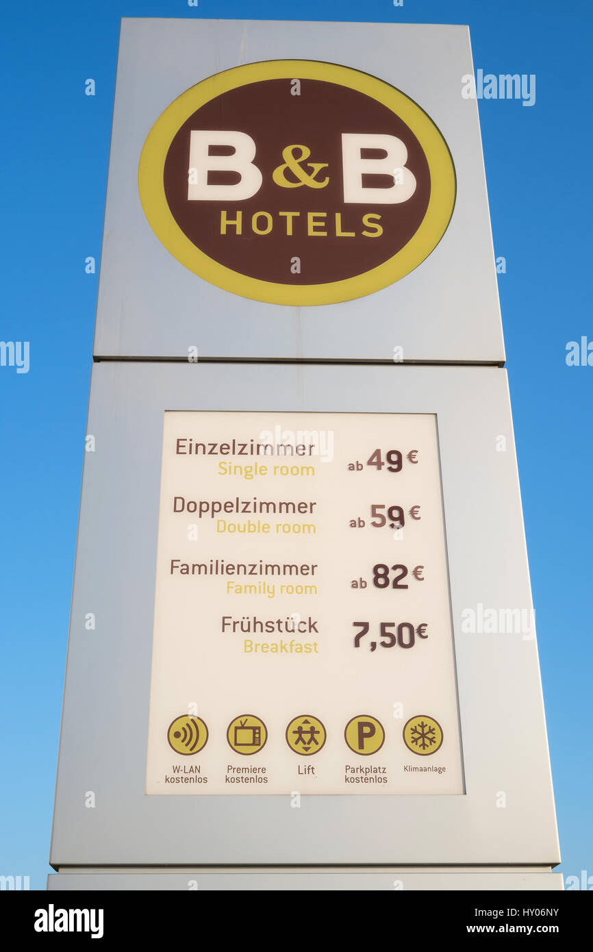 B & B Hotels Stele gegen blauen Himmel. B & B ist eine französische Hotelkette und betreibt mehr als 350 Hotels in ganz Europa. Stockfoto