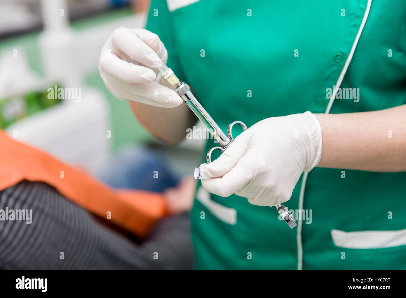 Hand der Zahnarzt dental Spritze halten Stockfoto