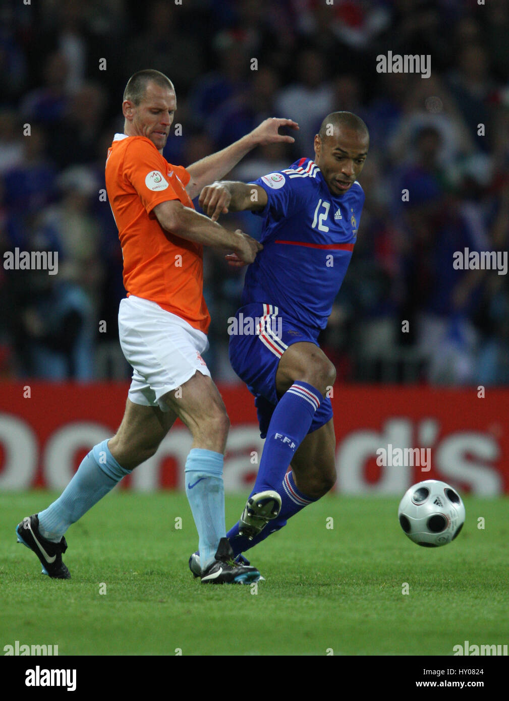 ANDREW OOIJER & THIERRY HENRY HOLLAND V Frankreich STADE DE SUISSE Bern 13. Juni 2008 Stockfoto