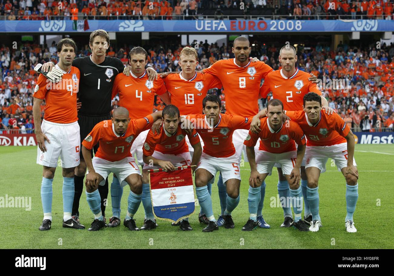 HOLLAND TEAM Gruppe Niederlande V Italien STADE DEL SUISSE Bern Schweiz 9.  Juni 2008 Stockfotografie - Alamy