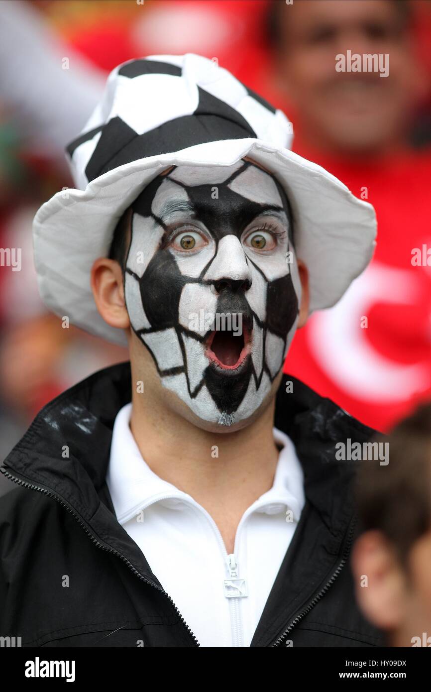 EURO FOOTBALL FAN PORTUGAL V Türkei STADE DE GENEVE Genf Schweiz 7. Juni 2008 Stockfoto