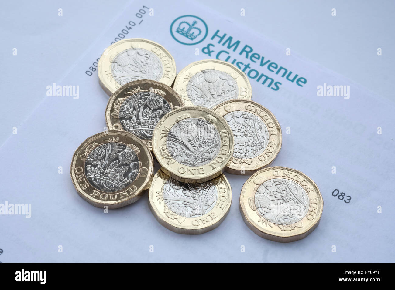 Steuer-Brief mit neuen Pfund-Münzen Stockfoto